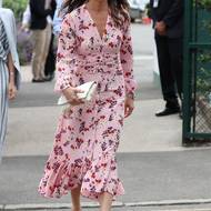 Červenec 2019. Růžové šaty s květy jsou od značky byTiMo a Pippa si je oblékla na Wimbledon. Tenisový turnaj si nechá ujít jen málokdy 