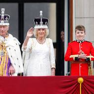 Po korunovaci se po boku královny objevila její dvě vnoučata