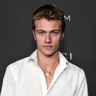 Lucky Blue Smith. Jeho máma byla modelka, otec hudebník. Lucky má tři sestry, které se stejně jako on pohybují v modelingu a společně hrají také v kapele The Atomics. Do agentury se dostal v pouhých dvanácti letech a dotáhl to až do kampaní Tom Ford, Calvin Klein nebo Tommy Hilfiger. V začátcích své kariéry nosil vlasy zesvětlené na platinu, které byly jeho poznávacím znamením, v současnosti se drží přirozenějšího tónu a užívá si faktu, že bývá přirovnáván k Jamesi Deanovi