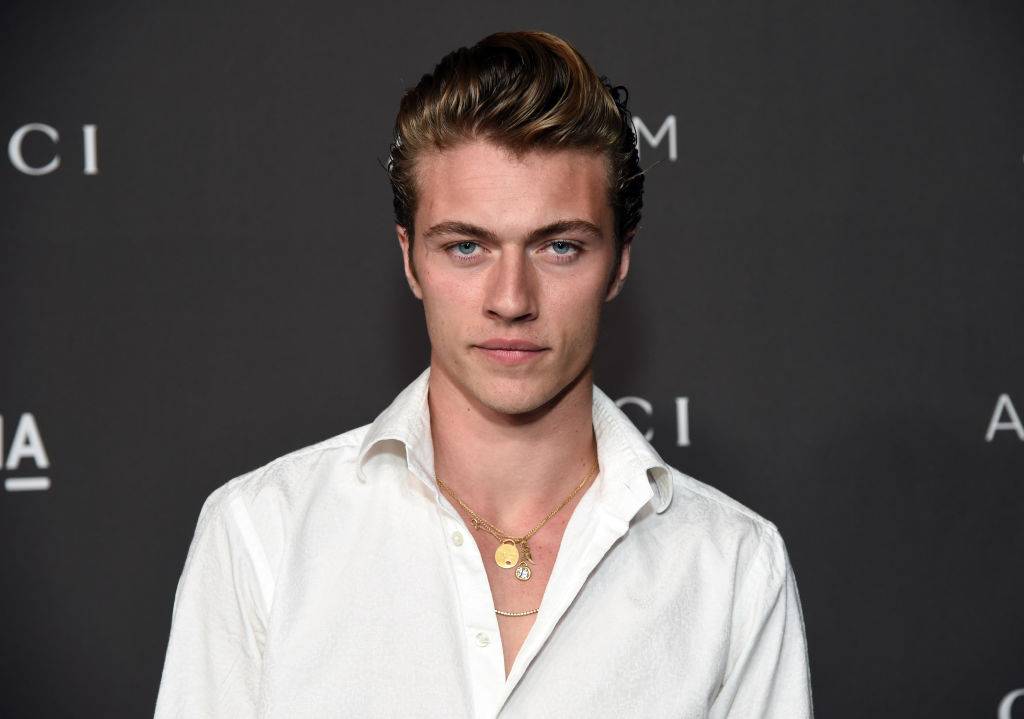 Lucky Blue Smith. Jeho máma byla modelka, otec hudebník. Lucky má tři sestry, které se stejně jako on pohybují v modelingu a společně hrají také v kapele The Atomics. Do agentury se dostal v pouhých dvanácti letech a dotáhl to až do kampaní Tom Ford, Calvin Klein nebo Tommy Hilfiger. V začátcích své kariéry nosil vlasy zesvětlené na platinu, které byly jeho poznávacím znamením, v současnosti se drží přirozenějšího tónu a užívá si faktu, že bývá přirovnáván k Jamesi Deanovi