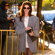 Velké sako, velké brýle, velké vlasy. Anne Hathaway je ráda za glamour divu