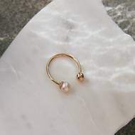 Pozlacený prsten s říční perlou Niika, 2 850 Kč