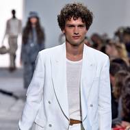 Simon Nessman. Kanadský rodák byl objeven v osmnácti letech, a ačkoli se k němu pracovní příležitosti jen hrnuly, rozhodl se, že nejprve dokončí školu. Po střední věnoval pár let modelingu a stačilo to na to, aby se vyšvihl na pozici jednoho z nejúspěšnějších modelů. Před pár lety se ale rozhodl, že se ze světa módy trochu stáhne, a z New Yorku se vrátil do Kanady, kde se přidal k neziskové organizaci s posláním chránit přírodu