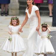 Duben 2011. Tyhle šaty družičku Pippu proslavily. Jednoduchý model od Sarah Burton dal vyniknout její siluetě ze všech stran