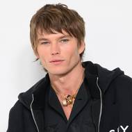 Jordan Barrett. Tenhle Australan vstoupil do světa modelingu v šestnácti letech, kdy ho oslovil hledač talentů přímo v nákupním centru. O dva roky později už byl zabydlený v New Yorku a spolupracoval se značkami jako Tom Ford, Versace nebo Moschino. Jordan Barrett patří k nejvytíženějším modelům současnosti a pravidelně plní stránky módních magazínů