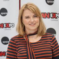 2018: Poslední léta nosí vlasy prosvětlené. K černé barvě, kterou nosívala jako Xena, se už nevrátila