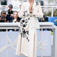 Do Cannes zavítala i herečka Uma Thurman, která tu promuje film Oh, Canada. Hraje v něm po boku Richarda Gerea a Jacoba Elordiho. Lněné sako se sukní má od značky Erdem