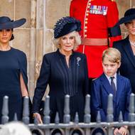 Snímek z pohřbu královny Alžběty II. je jedním z posledních, na kterém jsou obě švagrové zachycené společně. Kate zvolila decentní šaty připomínající lehký kabátek, Meghan netradičně střižené s odhalenými pažemi