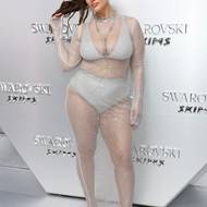 Ashley Graham z nové kolekce ukázala, co mohla. Kromě síťovaných šatů s kamínky si vybrala i řetízek na tělo a velký křišťálový náhrdelník