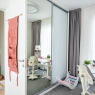 Malá slečna má také svůj stůl se židlí a velkou šatní skříň