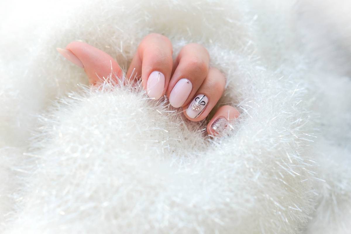 Tělový podklad, nail art ve formě vánoční ozdoby a jen jeden nehet se třpytkami