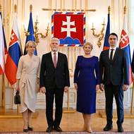 Březen 2023. První kroky prezidentského páru vedly na Slovensko, kde se setkal s prezidentkou Zuzanou Čaputovou a jejím partnerem Jurajem Rizmanem. Eva Pavlová si oblékla krémové šaty, které pro ni vytvořila Lenka Bernardes