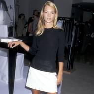 Poznávacím znamením devadesátek byl minimalismus. Bílá minisukně, jednoduchý černý top a balerínky byly dostačující. A jsou i dnes. Pokud vás baví móda bez příkras, zkuste to podobně jako Kate Moss