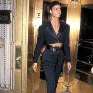 Oblíbeným prvkem téhle dekády byla oversized saka, do popředí se ale dostaly i zkrácené varianty. Takhle je tehdy nosila legenda modelingu Linda Evangelista