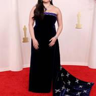 Mezi nominovanými ženami byla i herečka Lily Gladstone ze Zabijáků rozkvetlého měsíce. Její volba padla na sametové šaty Gucci, které si skvěle rozuměly s její ženskou postavou