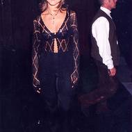 Herečka Jennifer Aniston nás inspiruje svým háčkovaným svetrem, ke kterému si oblékla kontrastní saténové kalhoty. Podobný look můžete zopakovat a ano, klidně i s tílkem vespod