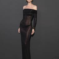 Rok 2023. Na večírek módní korporace Kering dorazila v průsvitných šatech z nové kolekce Saint Laurent a dokázala, že to s průsvitnými materiály stále umí