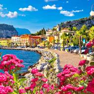 Městečko Torbole na severním břehu jezera Garda