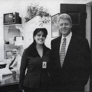 Archivní snímek z doby, kdy byla Lewinská stážistkou v Bílém domě. Na snímku s prezidentem Billem Clintonem