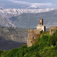 Gjirokastra aspiruje na titul nejkrásnějšího města Albánie, patří do památek zapsaných v UNESCO jako ukázka typické osmanské architektury