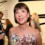 Diamanty osázená byla i manželka prezidenta festivalu Andrea Bartošková. Šaty doplnila diamantovým náhrdelníkem a náušnicemi ALO Diamonds za 3,6 milionu korun