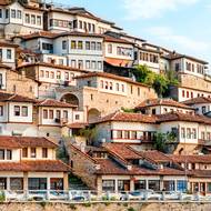 Historické město Berat je staré 2400 let a je zapsáno na seznamu světového dědictví UNESCO. Říká se mu „město tisíce oken“