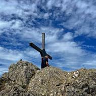 Nejkratší a nejsnazší cestou na vrchol Velký Ostrý je stezka z vesničky Hamry