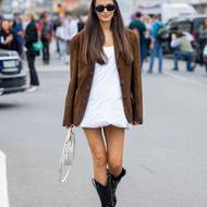 Několikátou sezonu se v módě drží boty v kovbojském stylu, ty se hodí ke kratším i delším šatům