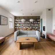 Některé prvky interiéru, jako třeba obložení krbu, odkazují k Velké Británii