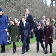 Princ William s manželkou Kate se po rozbalení dárků vydali společně s rodinou na bohoslužbu