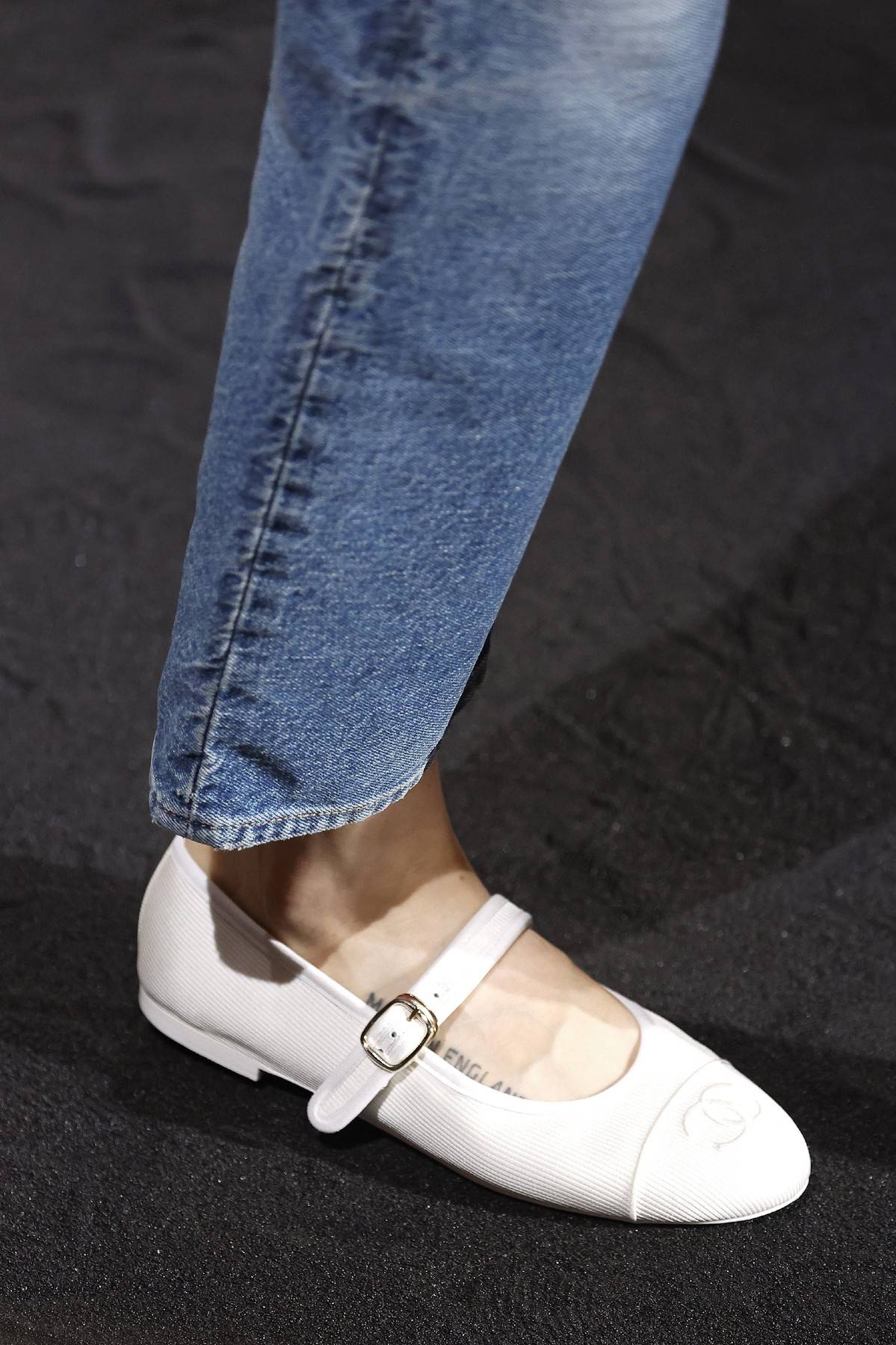 Balerínky s páskem přes nárt, ale i bez, se objevily v jarní kolekci značky Chanel