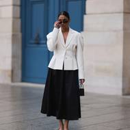 Bílé sako vypadá s černou sukní skvěle a pozice barev můžete samozřejmě prohodit