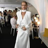 Modelka Veronika Kašáková vsadila na dlouhé šaty Anamé s výraznými rameny a šperky Klenota z bílého zlata za více než půl milionu korun 