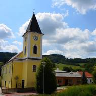 Dominantou vesničky Starý Hrozenkov je barokní kostel sv. Petra a Pavla