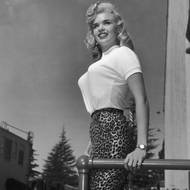 Trendy podprsenku nosila i herečka Jayne Mansfield, která byla ke slavné Marilyn častokrát přirovnávána. Zemřela na následky autonehody ve věku čtyřiatřiceti let
