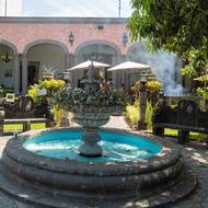 Destilérka Casa Sauza nabízí návštěvníkům i posezení ve velmi příjemné zahradě