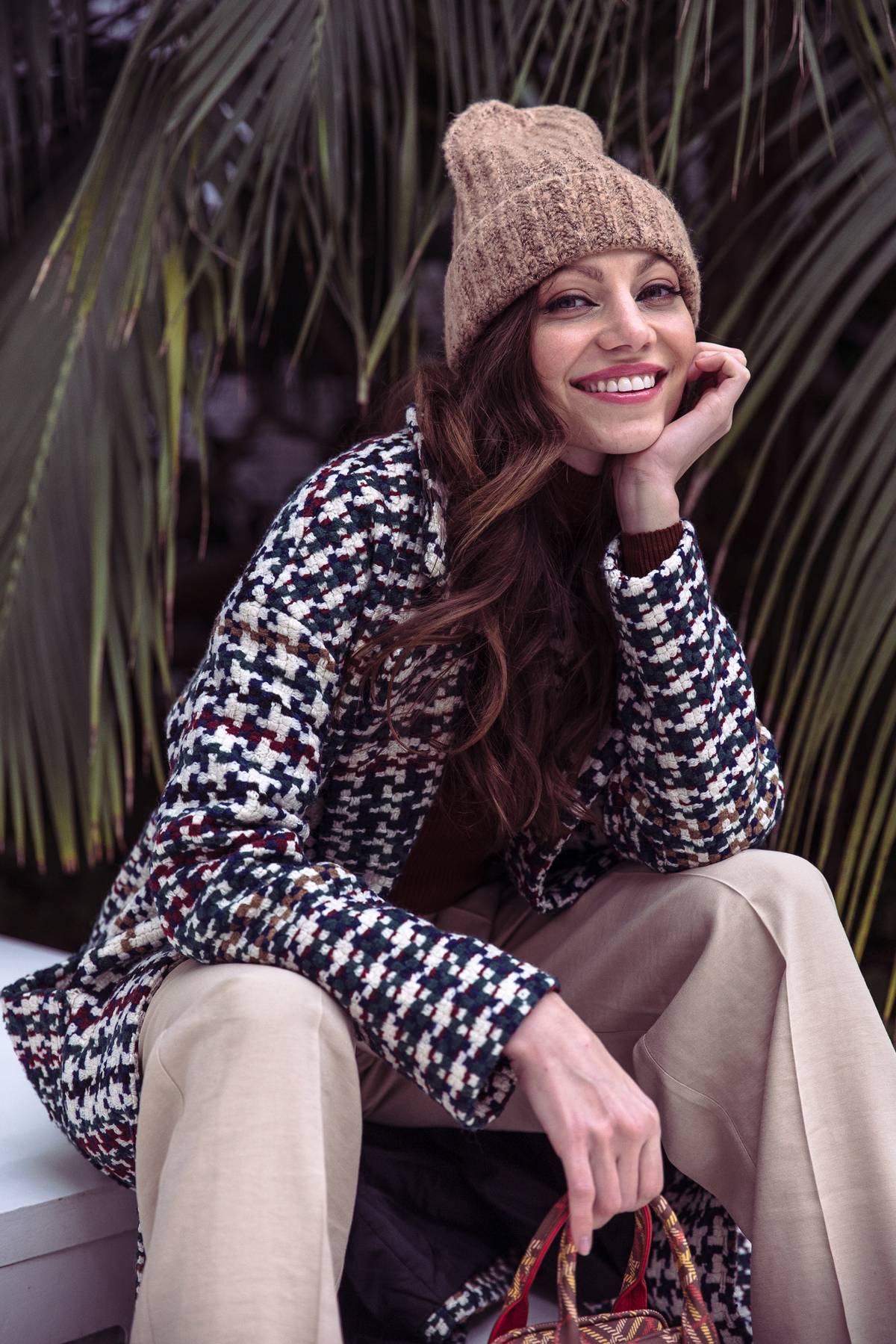 Na foto: čepice (Pieces, prodává Zalando, 310 Kč); rolák (Marks & Spencer, 299 Kč); kabát (Medicine, prodává Answear, 2199 Kč); kalhoty (Lindex, 999 Kč); kabelka (Vivienne Westwood, prodává Zalando, 11 280 Kč); tenisky (Copenhagen, prodává Zalando, 4800 Kč)