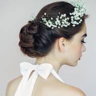 Do svatebních účesů je možné zakomponovat i živé květiny.