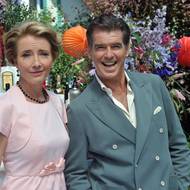 Emma Thompson a Pierce Brosnan v komedii Manželská rána.