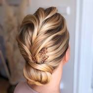 Hladký drdol v podání hairstylistky Petry Soukupové.