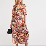 Šaty z recyklované viskózy Lindex, 1499 Kč.