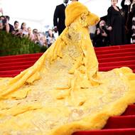Rok 2015: Zpěvačka Rihanna ovládla Met Gala, když na akci přišla v róbě s monstrózní vlečkou od čínské návrhářky Guo Pei. Sama hvězda prý byla nervózní, jak budou šaty přijaty. Dodnes se ale o nich mluví v superlativech.