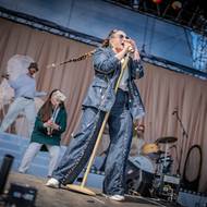 Za volbu letošních pódiových kostýmů musíme zpěvačku pochválit. Jsou moderní, svěží a perfektně se k ní hodí. V džínovém kompletu zpívala na letošním Majálesu