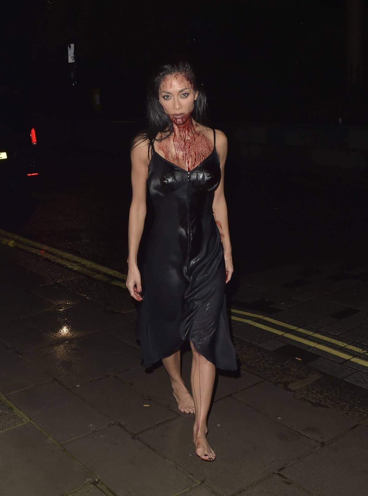 Nicole Scherzinger ve svém muzikálovém kostýmu, který ale halloweensky vyzdobila krví