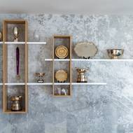 Poličku na cenné poháry vyrobila na míru firma Hanák, od které je i tapeta