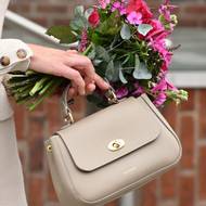 Kabelku v šedobéžovém odstínu taupe má od značky Tusting