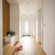 Předsíň je prostorná a příjemně prosvětlená, ještě v ní chybí pořádné zrcadlo