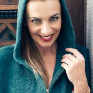 Petrolejová barva jde Alici k očím