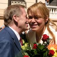 Manželé se i po odchodu Václava Havla z prezidentské funkce objevovali na společenských akcích. Snímek zachycuje blahopřání k ceně Hercova mise. Mosazná tabulka se jménem Dagmar Havlová-Veškrnová zaujala místo mezi Ivou Janžurovou a Catherine Deneuve