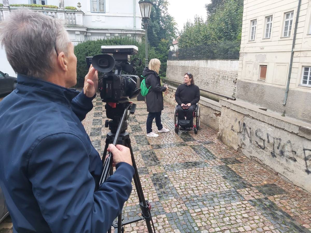 Kampu Honza miluje. „Támhle je dům, kde bydlel Trnka, za ním Werichova vila - tam se v létě hraje na zahradě divadlo,“ hlásí nám